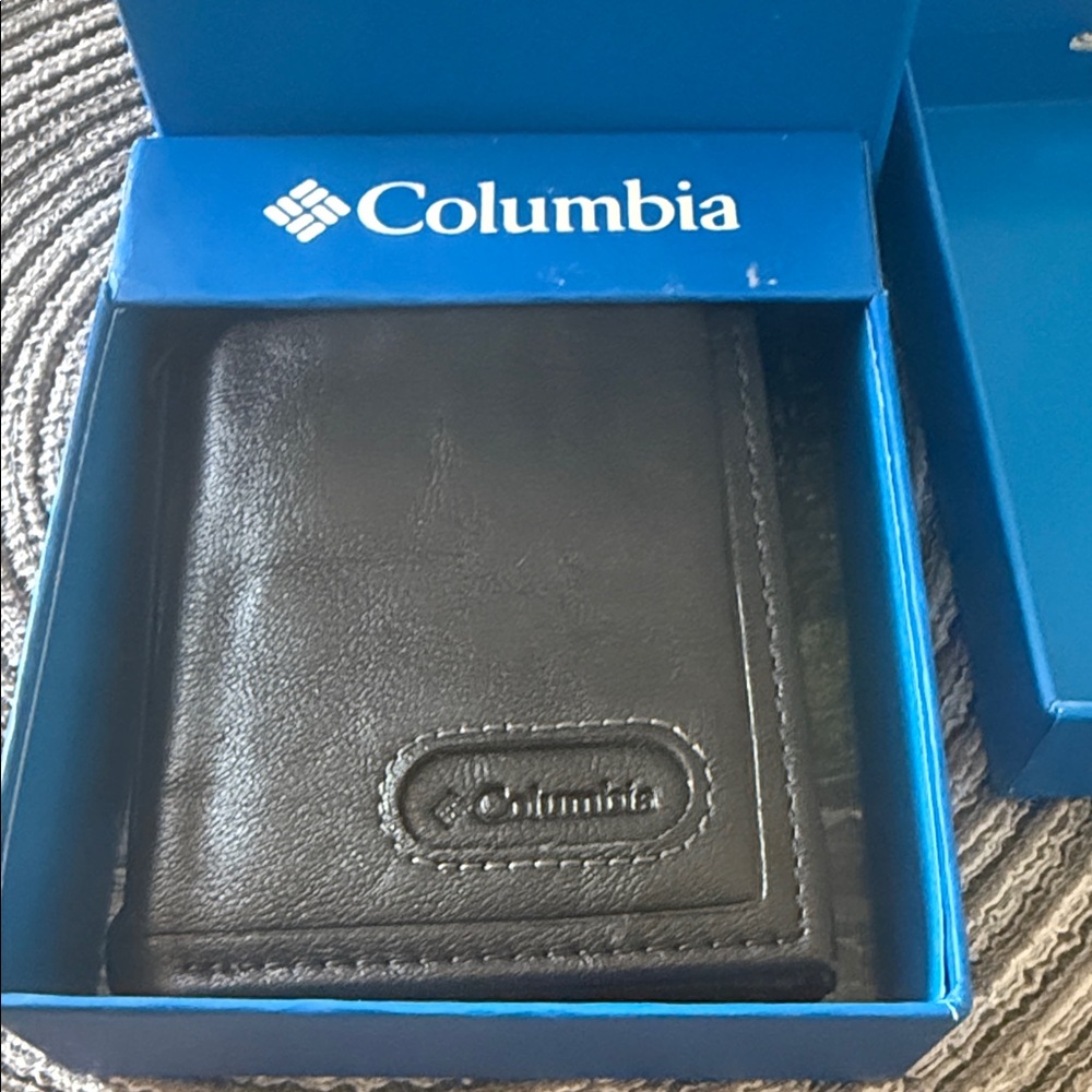 Columbia Black Leather wallet NWT